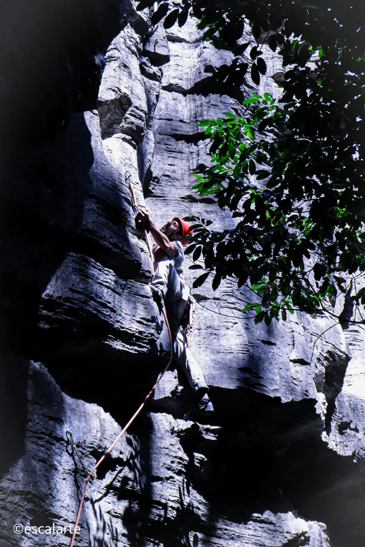 Escaladora em uma via de rocha
